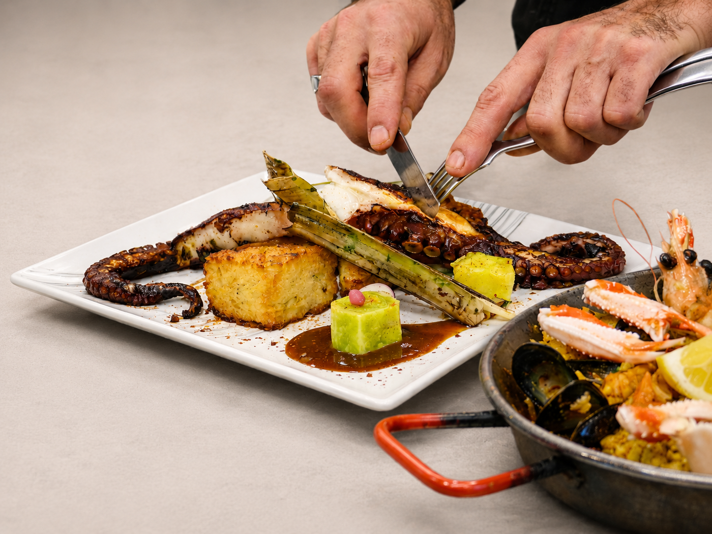 Salle du restaurant L'Athanor à Douarnenez – ambiance espagnole et bretonne